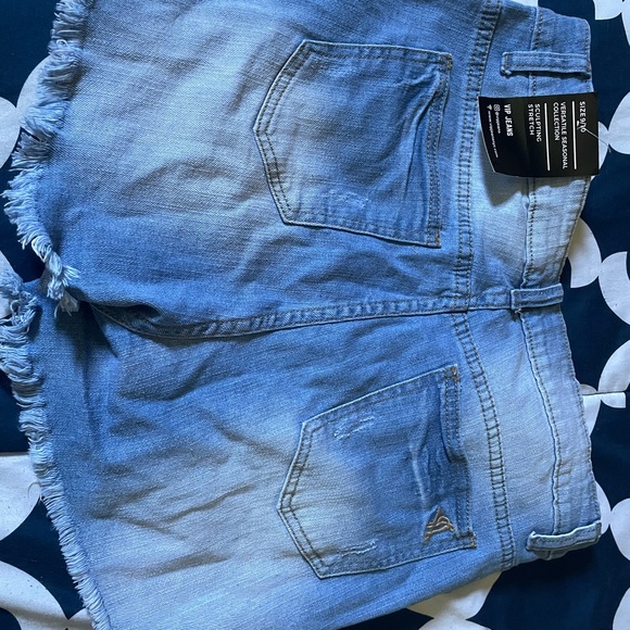 Ripped shorts - Picture 2 of 3